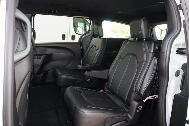 2025 Chrysler Pacifica photo 7