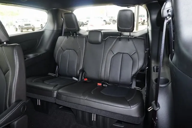 2025 Chrysler Pacifica photo 11