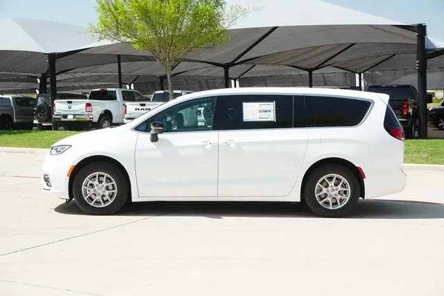2025 Chrysler Pacifica photo 4