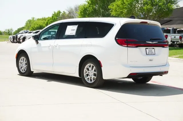 2025 Chrysler Pacifica photo 8