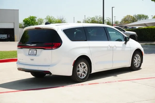 2025 Chrysler Pacifica photo 2