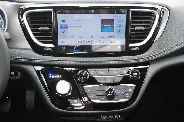 2025 Chrysler Pacifica photo 3