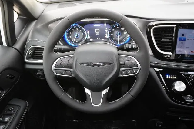 2025 Chrysler Pacifica photo 6
