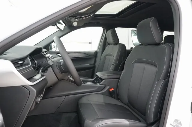 2025 Jeep Grand Cherokee Laredo X photo 3