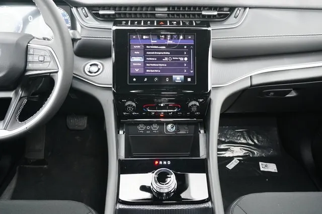 2025 Jeep Grand Cherokee Laredo X photo 2
