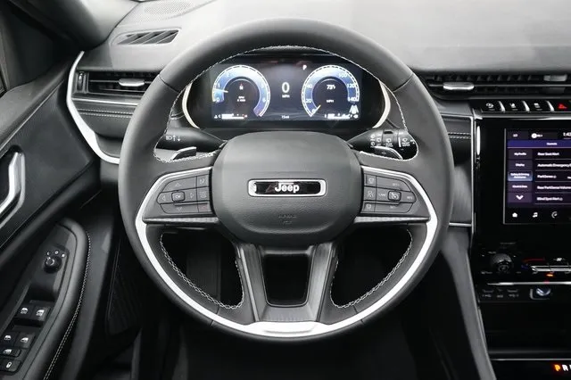 2025 Jeep Grand Cherokee Laredo X photo 6