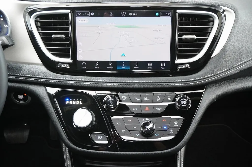 2024 Chrysler Pacifica Limited photo 5