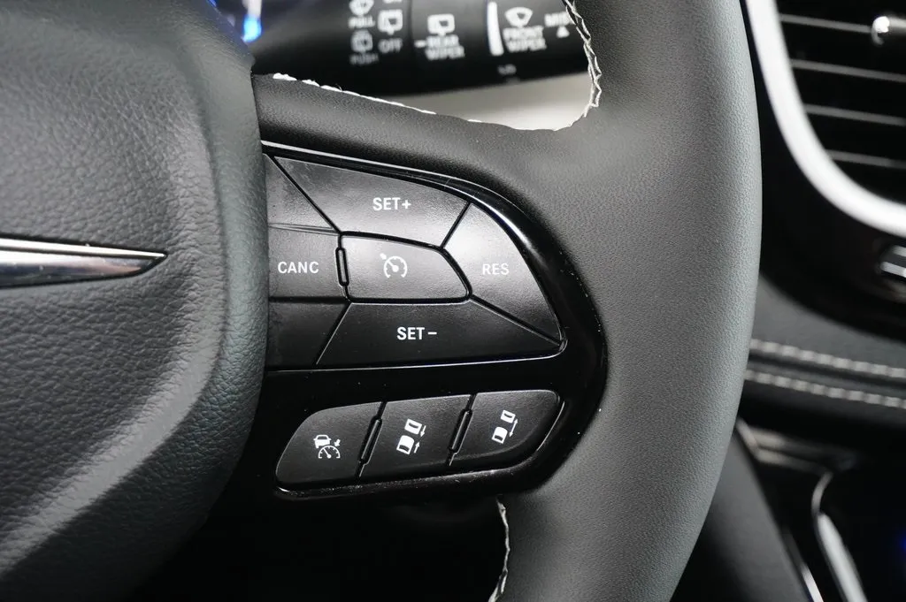 2024 Chrysler Pacifica Limited photo 6