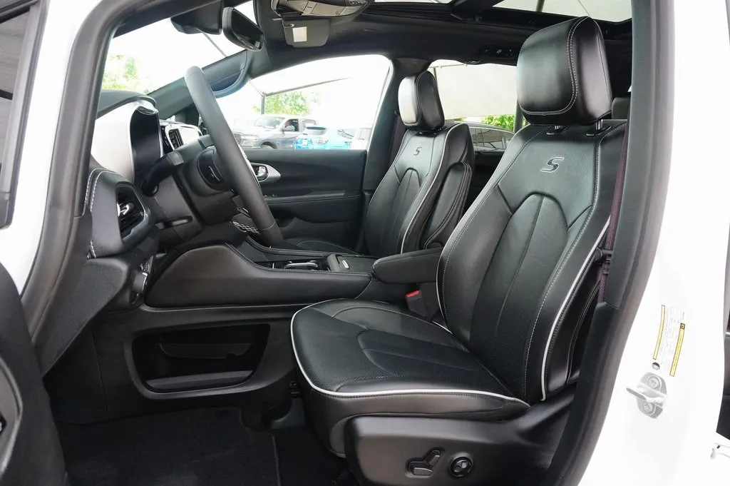 2024 Chrysler Pacifica Limited photo 25