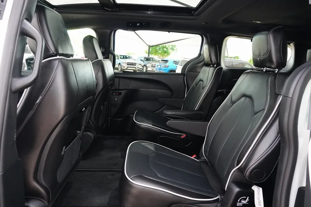 2024 Chrysler Pacifica Limited photo 8
