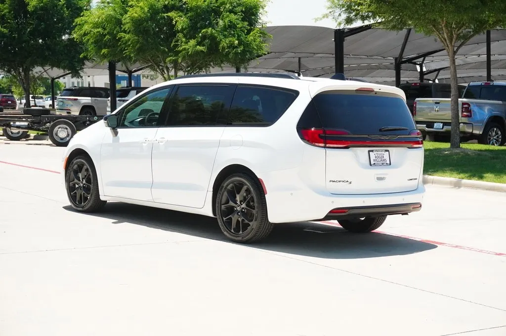 2024 Chrysler Pacifica Limited photo 18