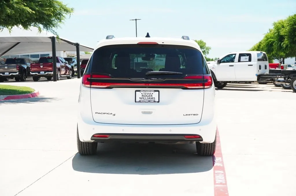 2024 Chrysler Pacifica Limited photo 2