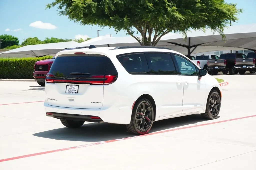 2024 Chrysler Pacifica Limited photo 11