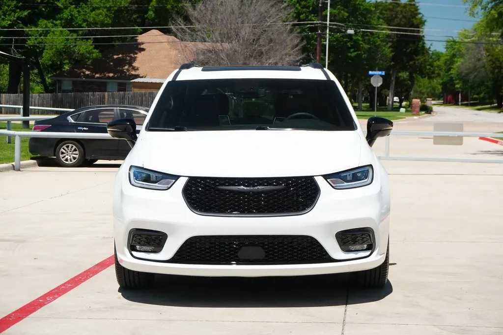 2024 Chrysler Pacifica Limited photo 3