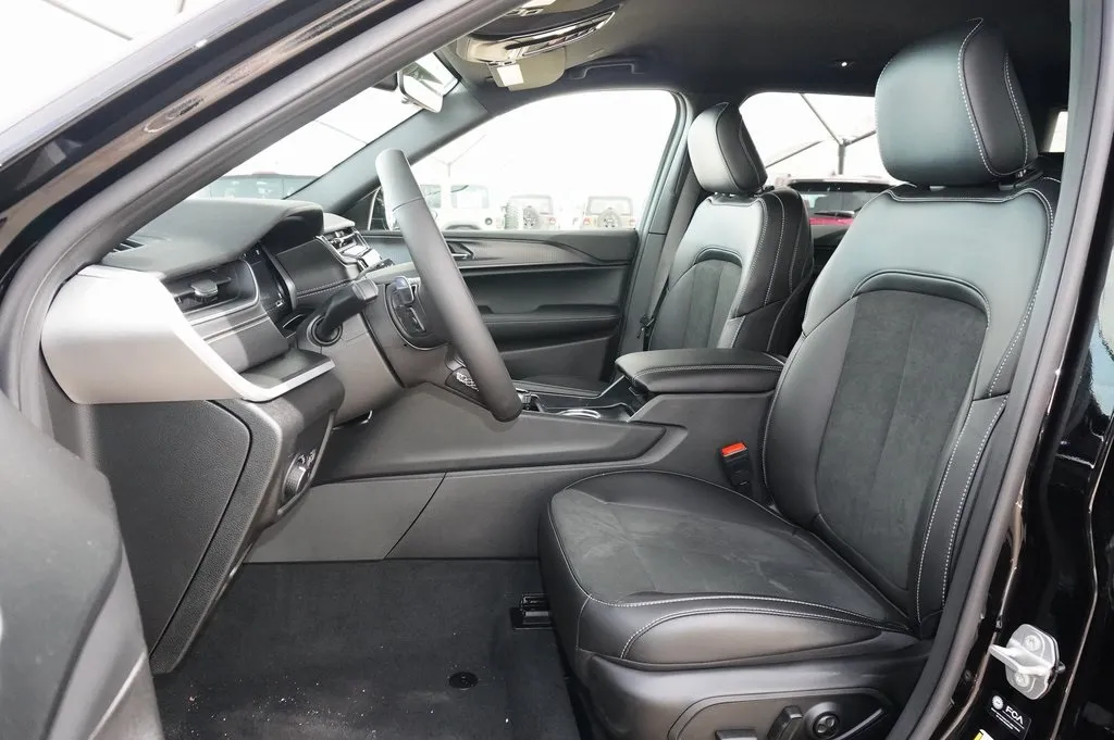 2025 Jeep Grand Cherokee Altitude photo 4