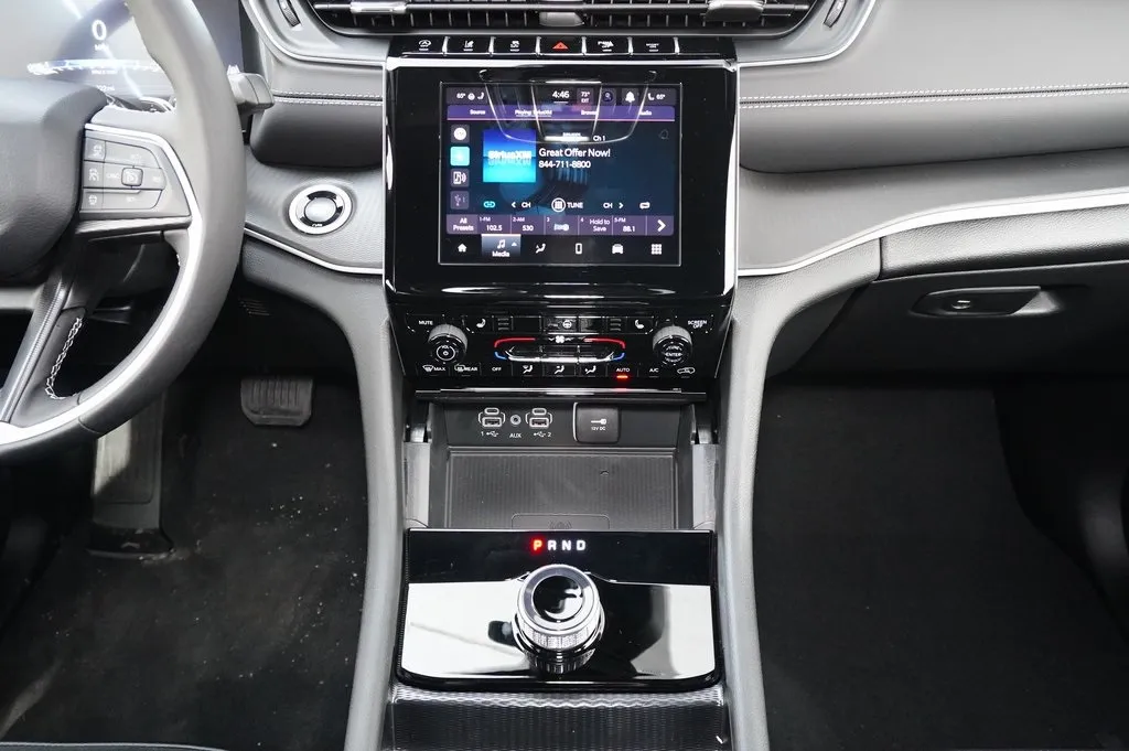 2025 Jeep Grand Cherokee Altitude photo 3