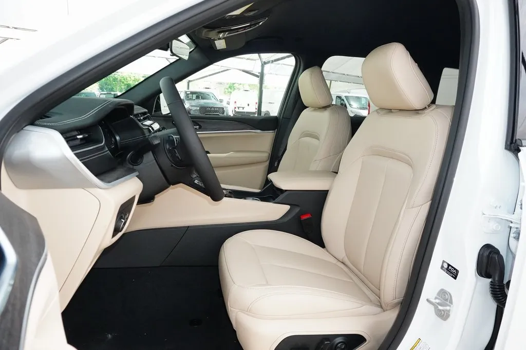 2025 Jeep Grand Cherokee Limited photo 3