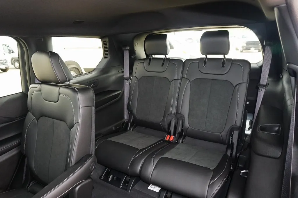 2025 Jeep Grand Cherokee Altitude X photo 4