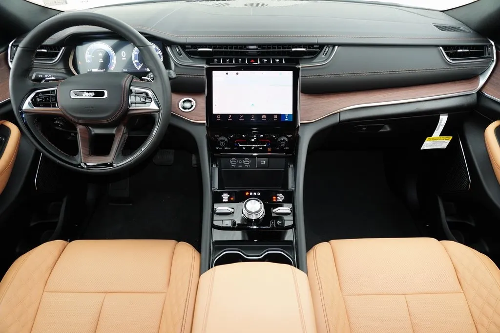 2025 Jeep Grand Cherokee L Summit photo 3