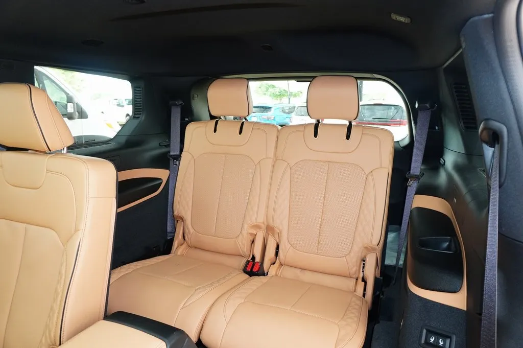 2025 Jeep Grand Cherokee L Summit photo 4