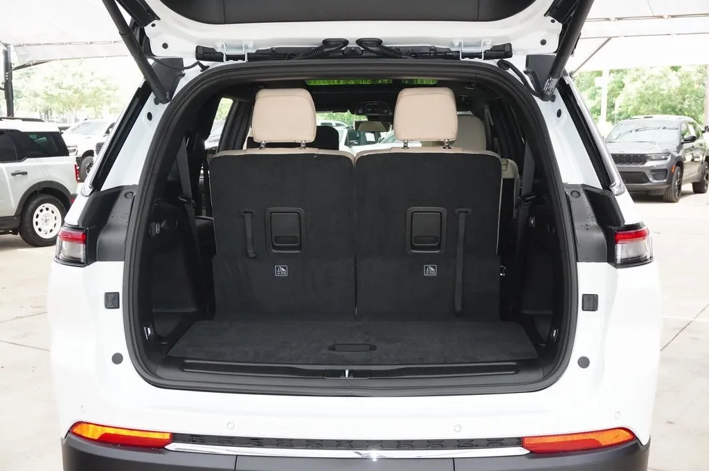 2025 Jeep Grand Cherokee Limited photo 2