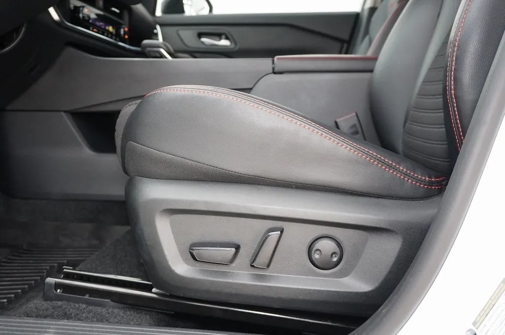 2025 Nissan Rogue SV photo 3
