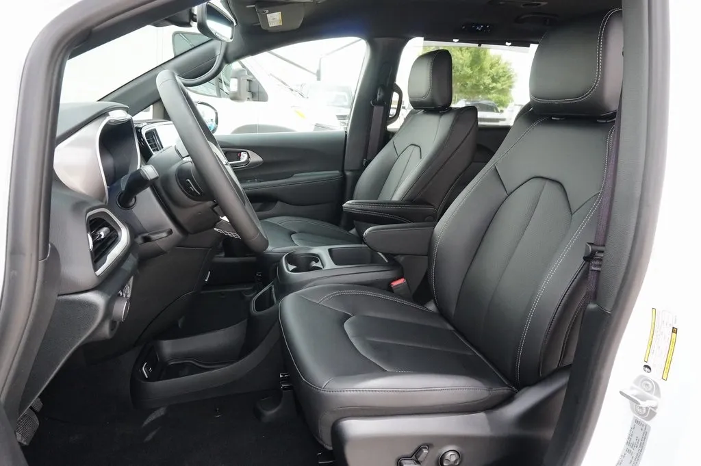 2025 Chrysler Voyager LX photo 4