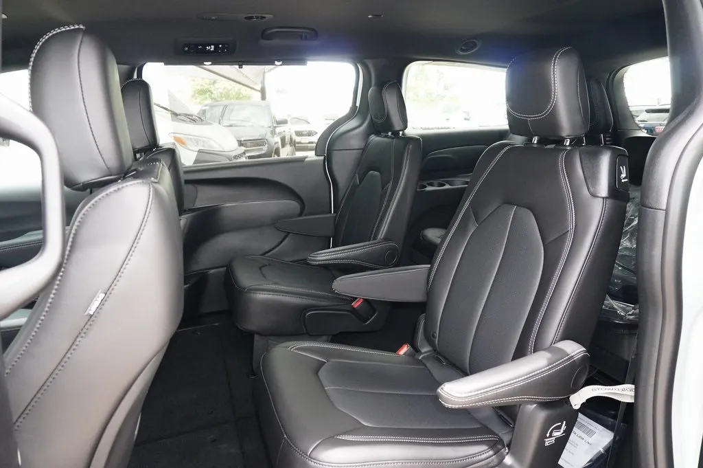 2025 Chrysler Voyager LX photo 9
