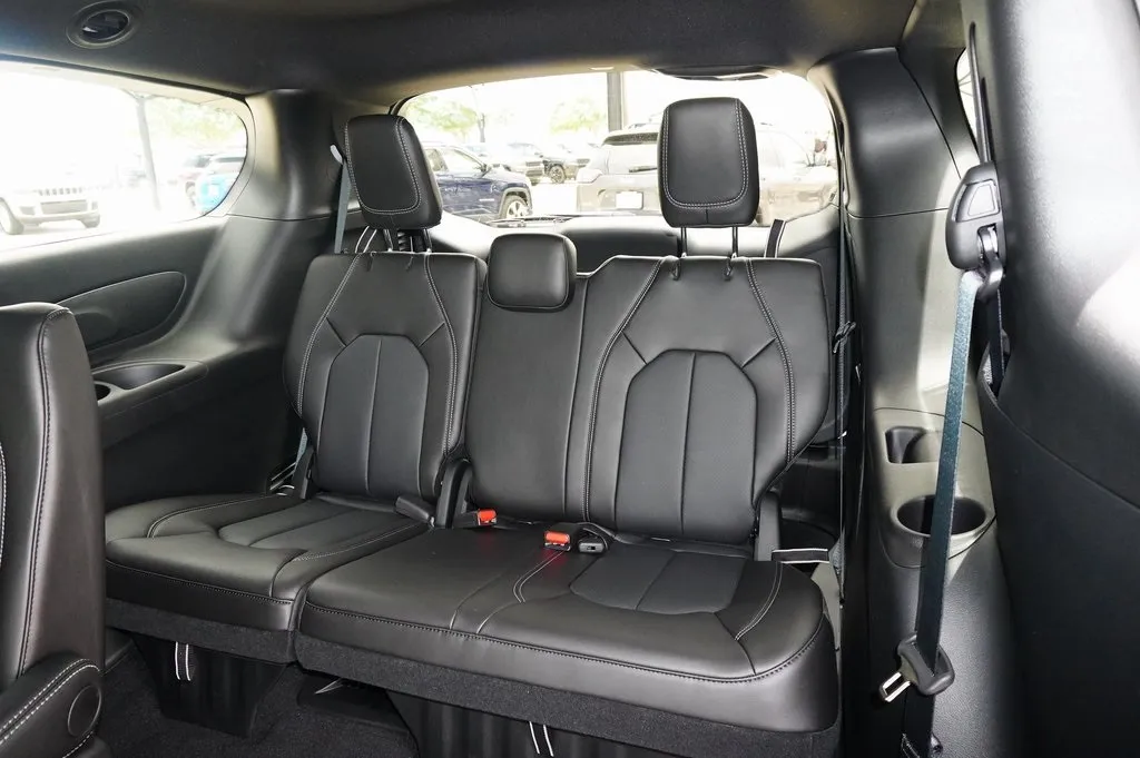 2025 Chrysler Voyager LX photo 13