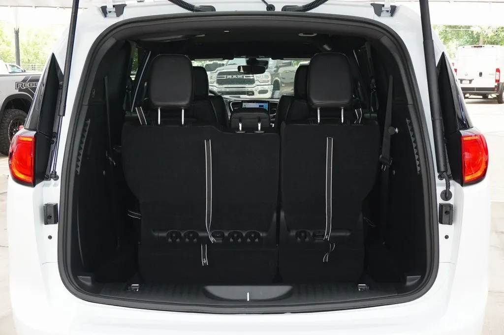 2025 Chrysler Voyager LX photo 5