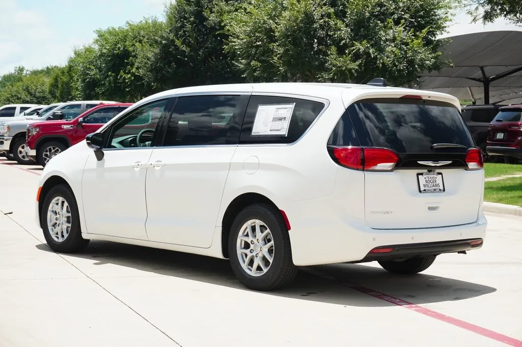 2025 Chrysler Voyager LX photo 10