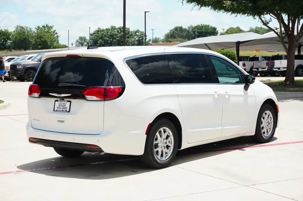 2025 Chrysler Voyager LX photo 2