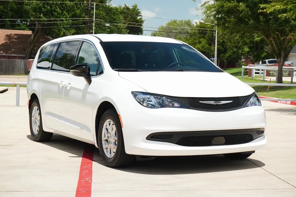 2025 Chrysler Voyager LX photo 7