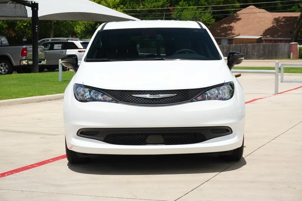 2025 Chrysler Voyager LX photo 11