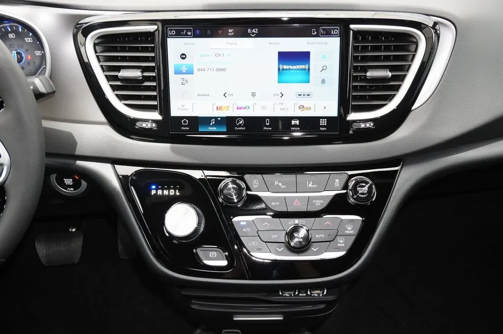 2025 Chrysler Voyager LX photo 3