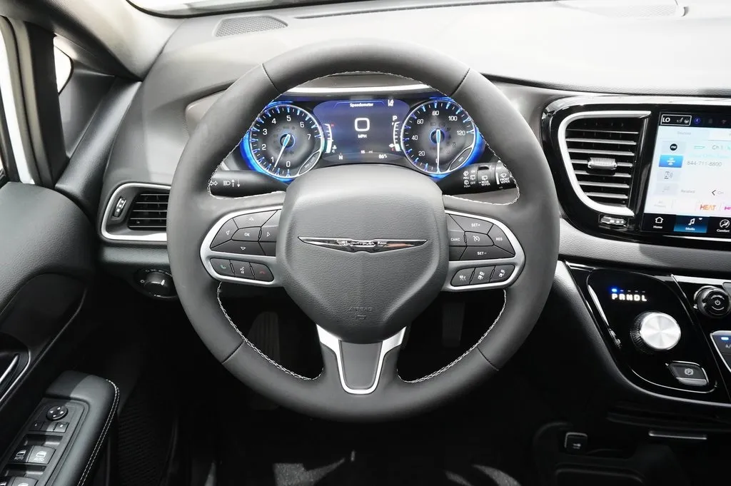 2025 Chrysler Voyager LX photo 8