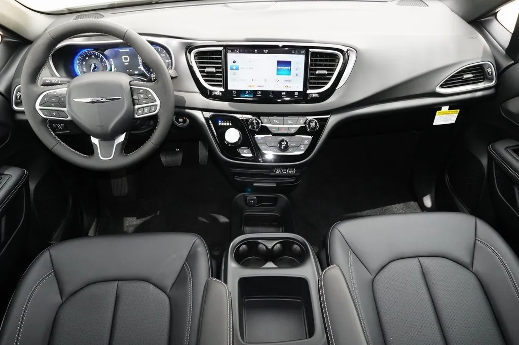 2025 Chrysler Voyager LX photo 12