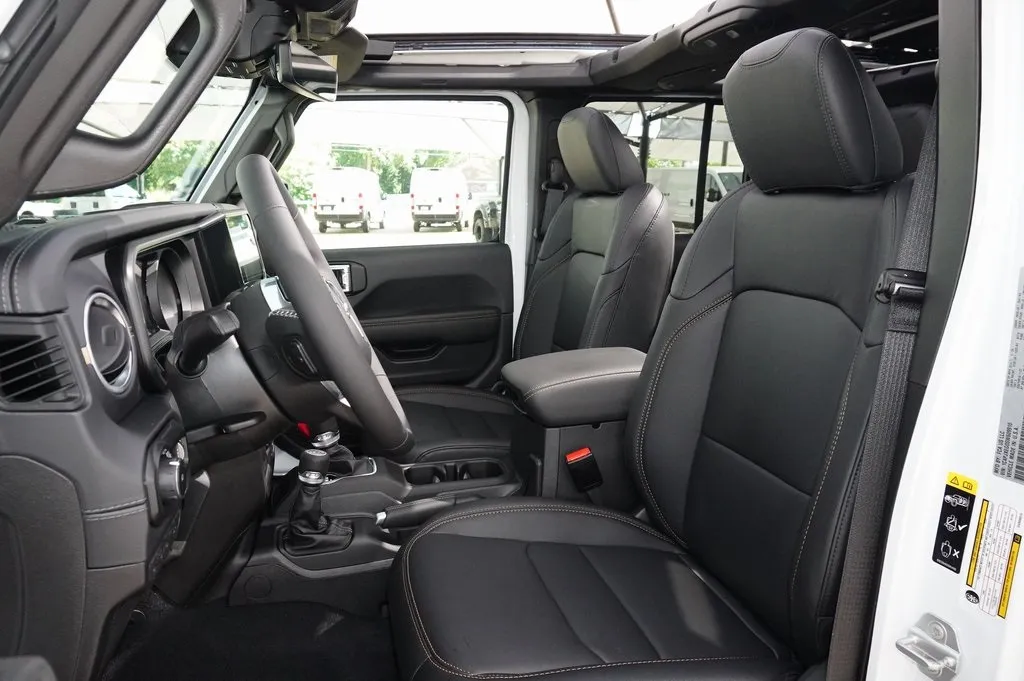 2025 Jeep Wrangler Sahara photo 3