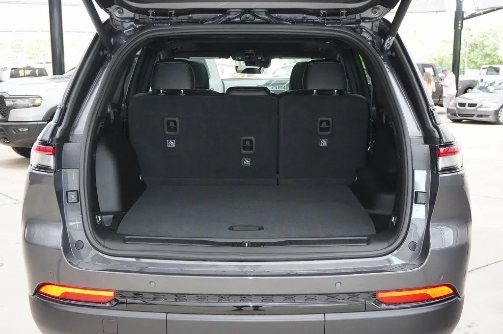 2025 Jeep Grand Cherokee Altitude X photo 3