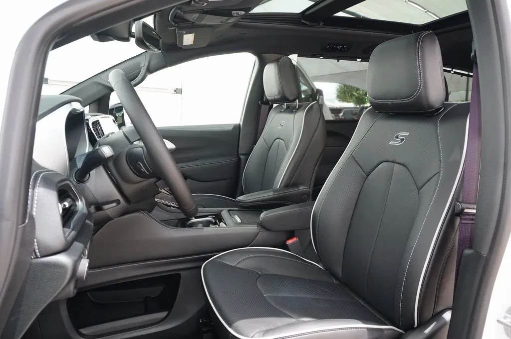 2025 Chrysler Pacifica Limited photo 9