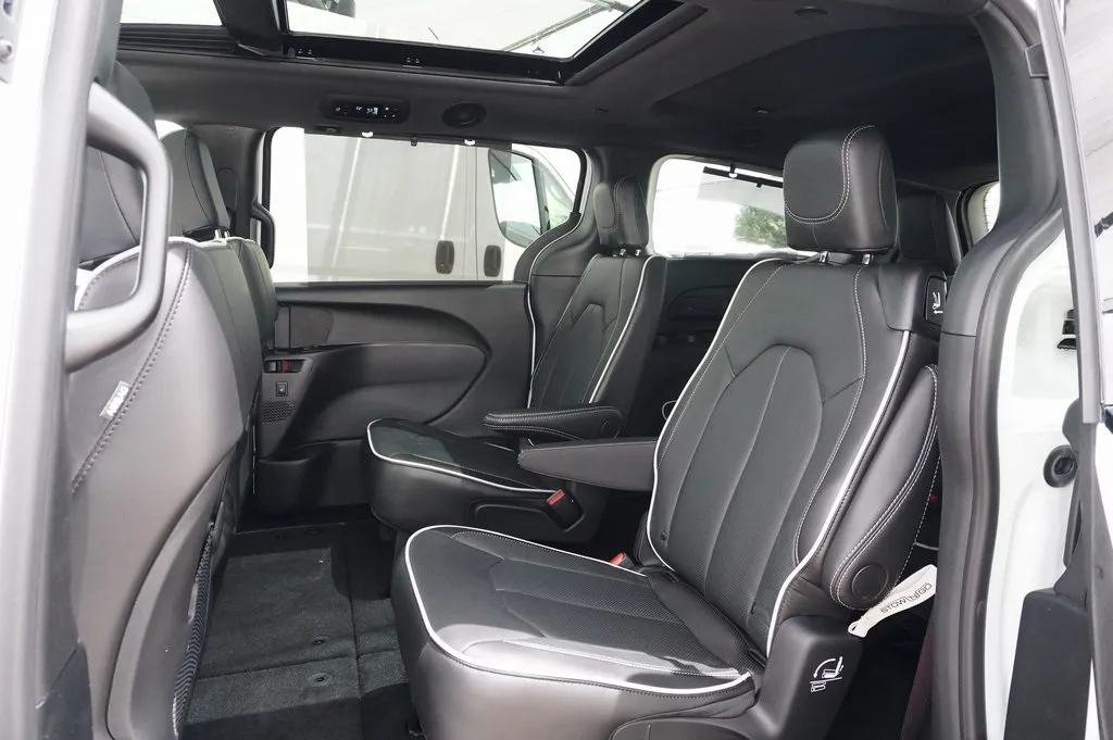 2025 Chrysler Pacifica Limited photo 14