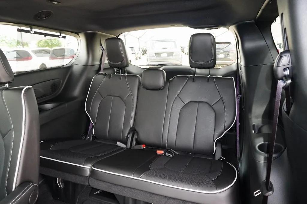 2025 Chrysler Pacifica Limited photo 5
