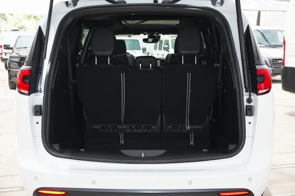 2025 Chrysler Pacifica Limited photo 10