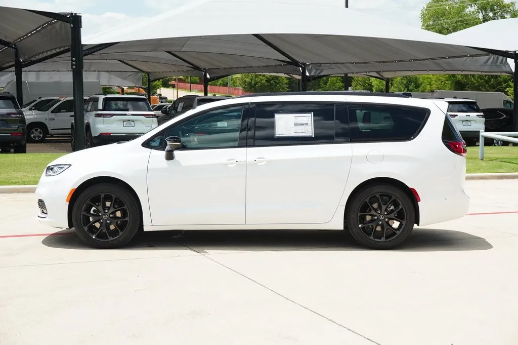 2025 Chrysler Pacifica Limited photo 6