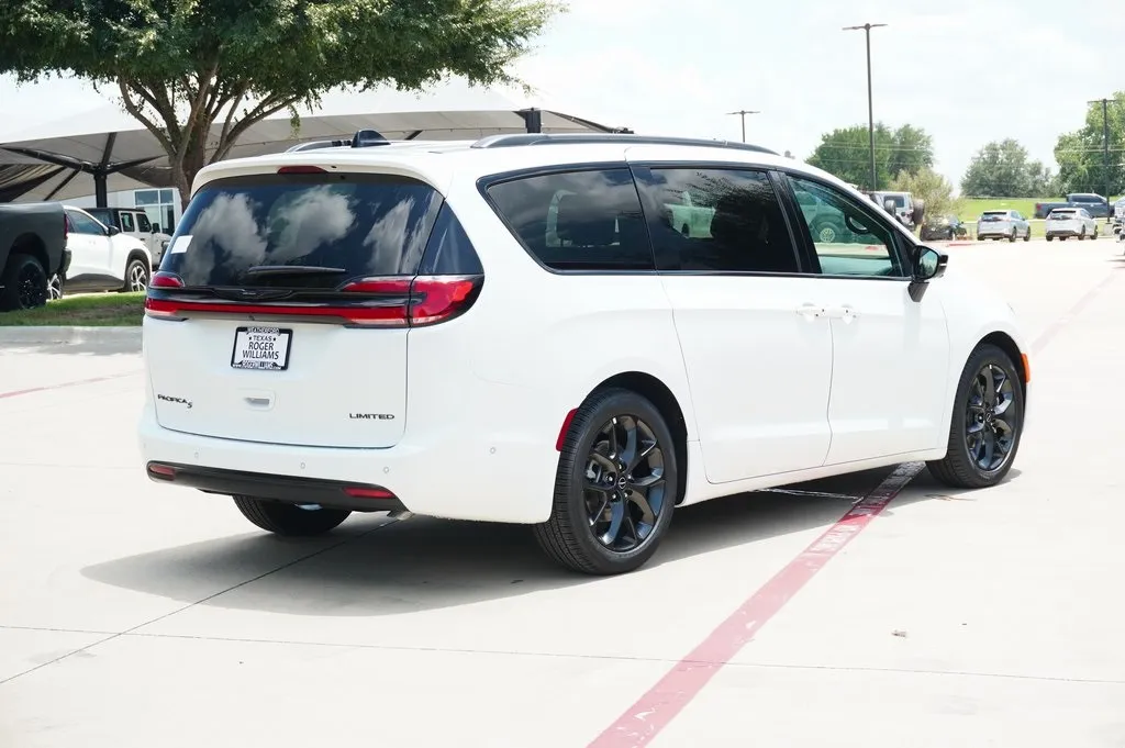 2025 Chrysler Pacifica Limited photo 2