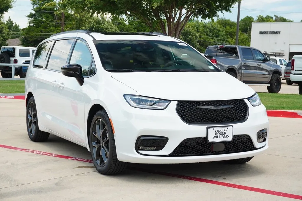 2025 Chrysler Pacifica Limited photo 7