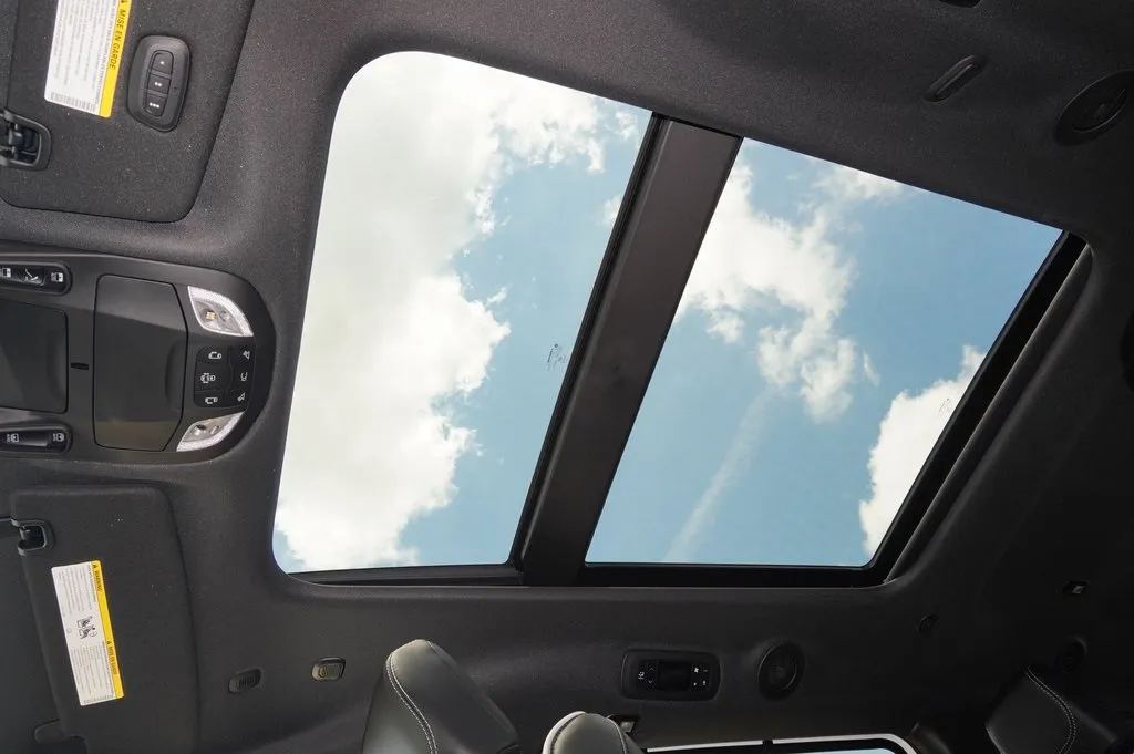 2025 Chrysler Pacifica Limited photo 3