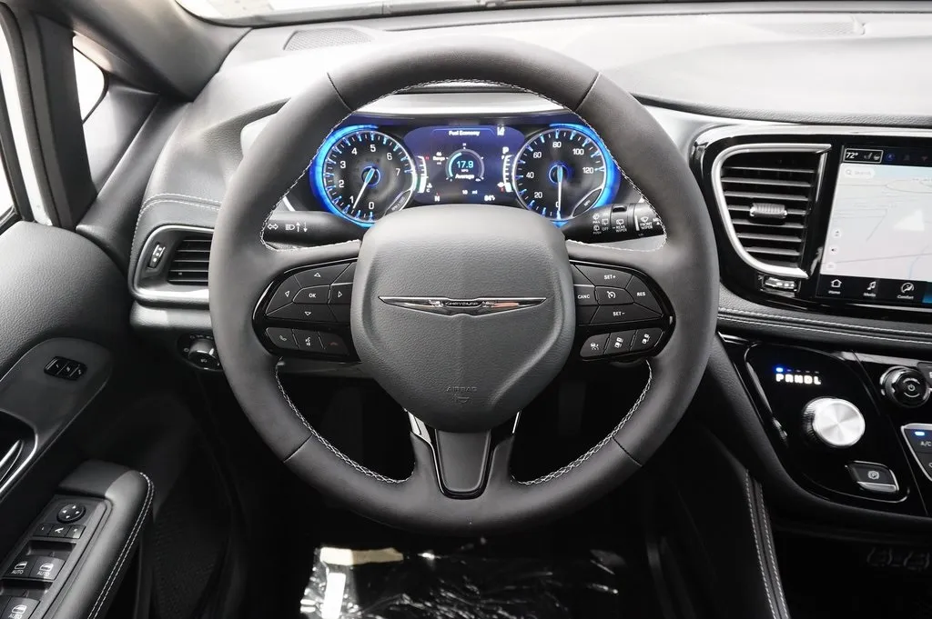 2025 Chrysler Pacifica Limited photo 13