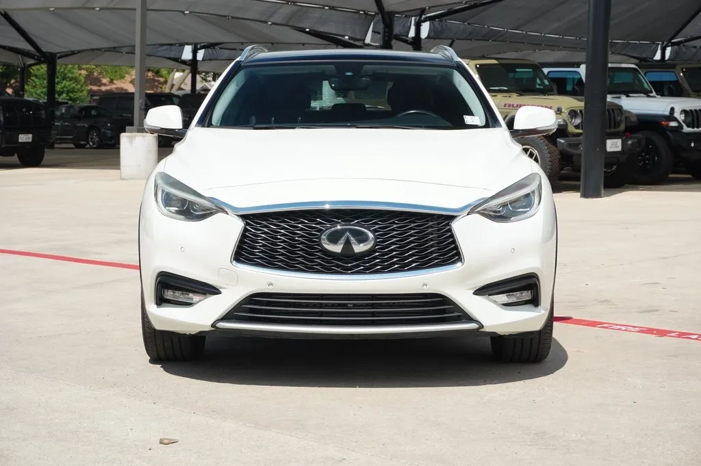 2019 Infiniti QX30 Essential photo 3