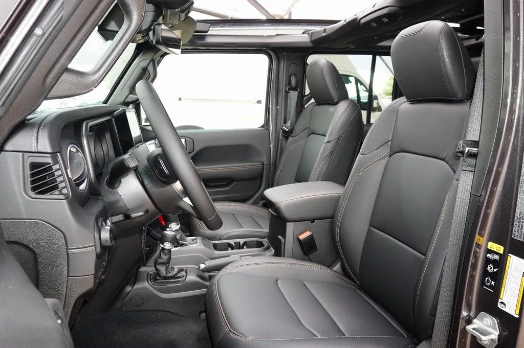 2025 Jeep Wrangler 4-Door Sahara - Photo 11